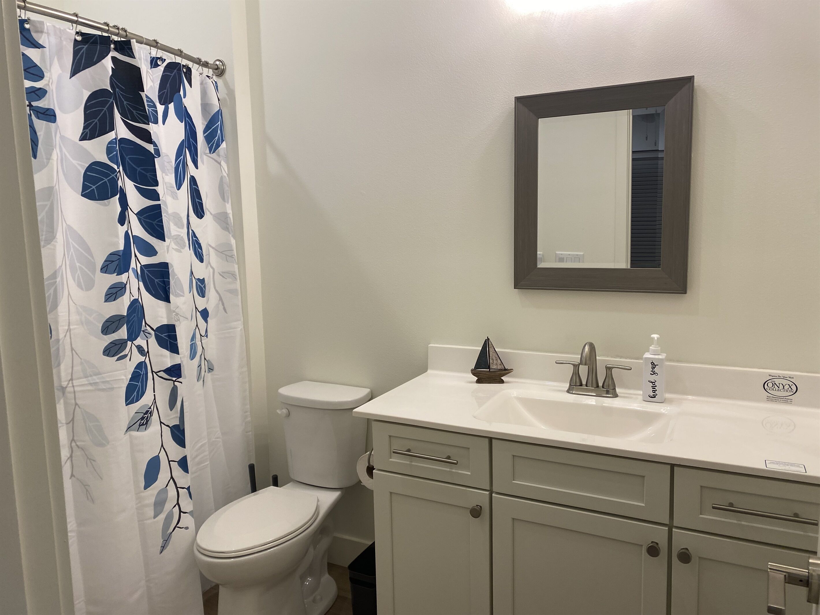 Combined shower/bathtub, hair dryer, towels