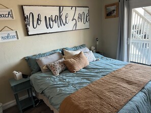 1 bedroom, iron/ironing board, travel cot, free WiFi - The Posh Plum - 1 Block to the Casino Ballroom, Bars and Beach (Hampton)