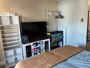 1 bedroom, iron/ironing board, travel cot, free WiFi - The Posh Plum - 1 Block to the Casino Ballroom, Bars and Beach (Hampton)