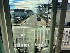 A view from a window overlooking a street with parked cars, buildings, and a clear sky. - The Posh Plum - 1 Block to the Casino Ballroom, Bars and Beach (Hampton)