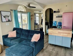 Een smart-tv, een open haard, videogames en een stereo