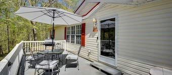 Walk to Lake Chatuge! Hayesville Cabin w/ Fire Pit