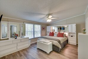 4 slaapkamers, een bureau, een strijkplank/strijkijzer, reisbedje