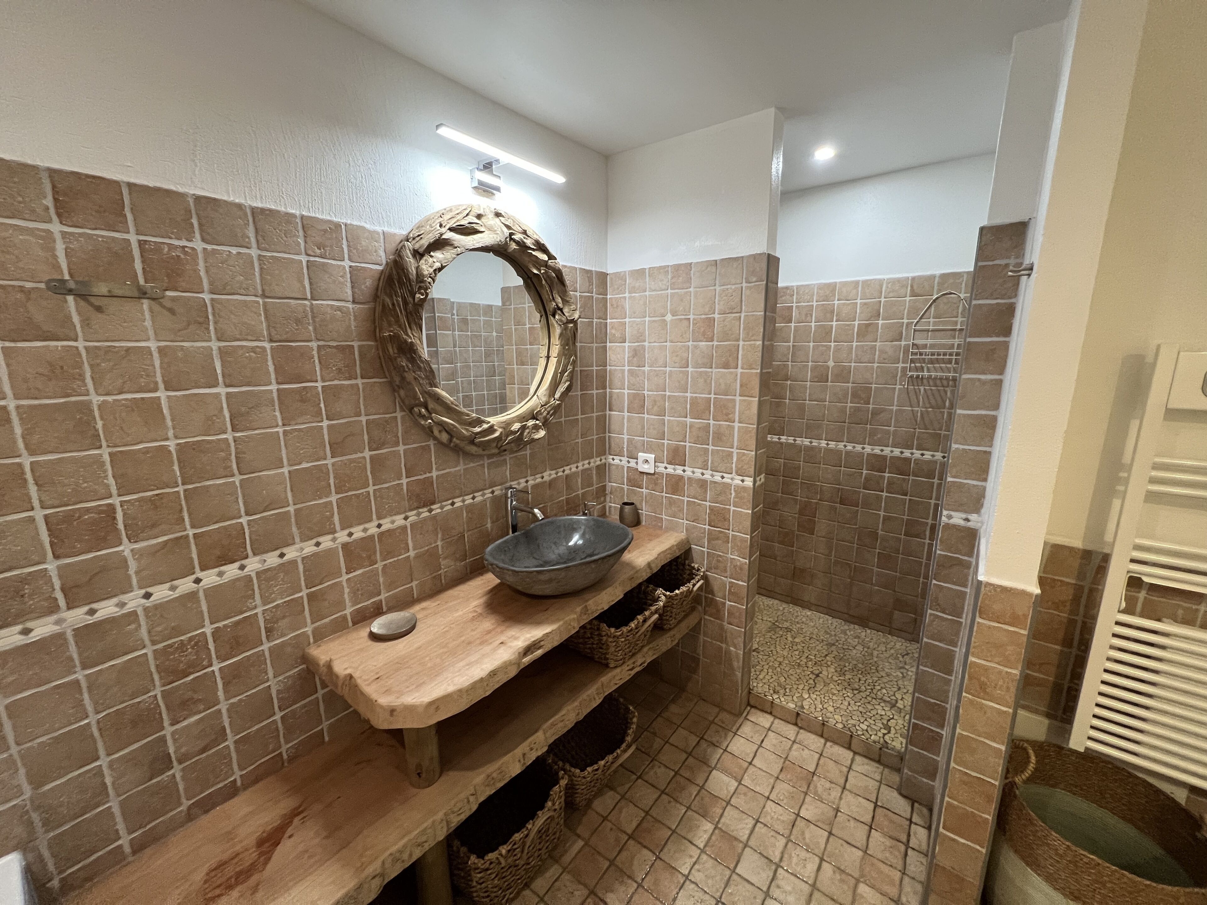Douche, sèche-cheveux, serviettes fournies