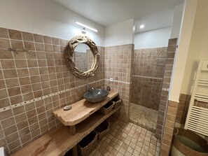 Shower, hair dryer, towels