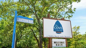 Tervetulotoivotuskyltti Table Rock Lake -lomakeskukseen, jossa sininen kyltti osoittaa suunnan kohti «Lantern Bay» -lahtea.