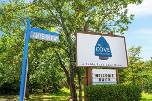 Exterior detail - Stellar Retreat next to SDC and sits on Table Rock Lake! (Branson)