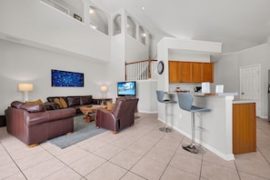 Smart TV, videogiochi, lettore DVD, tavolo da calcetto