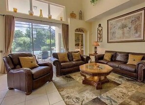 Smart TV, videogiochi, lettore DVD, tavolo da calcetto