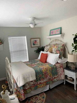 2 bedrooms, free WiFi, bed sheets - Enchanted Mermaid Cottage~Fire pit~Great backyard (San Marcos,)