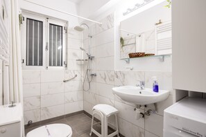 Shower, hair dryer, towels, soap - Athens Escape (Athina)