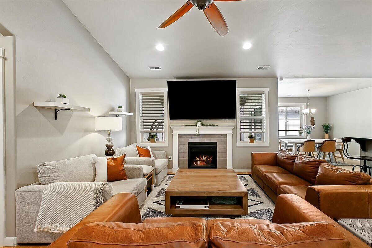 🏡 Beautiful Spacious Boise Home:  ✌️TWO Masters w/ Full Baths ➕ walk-in closets