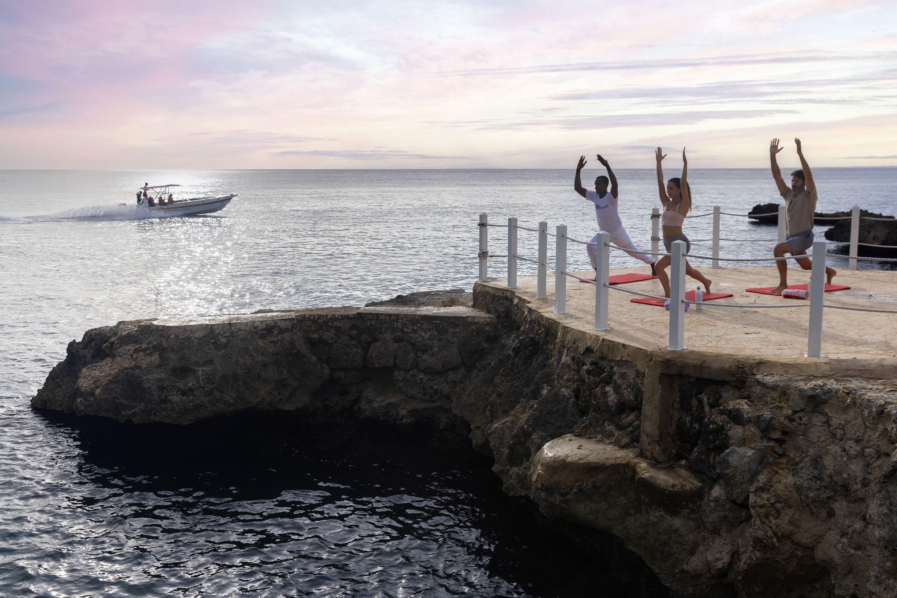 Un muelle con borde rocoso y vista al mar.