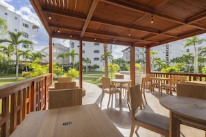 2 bars/lounges, 2 poolside bars