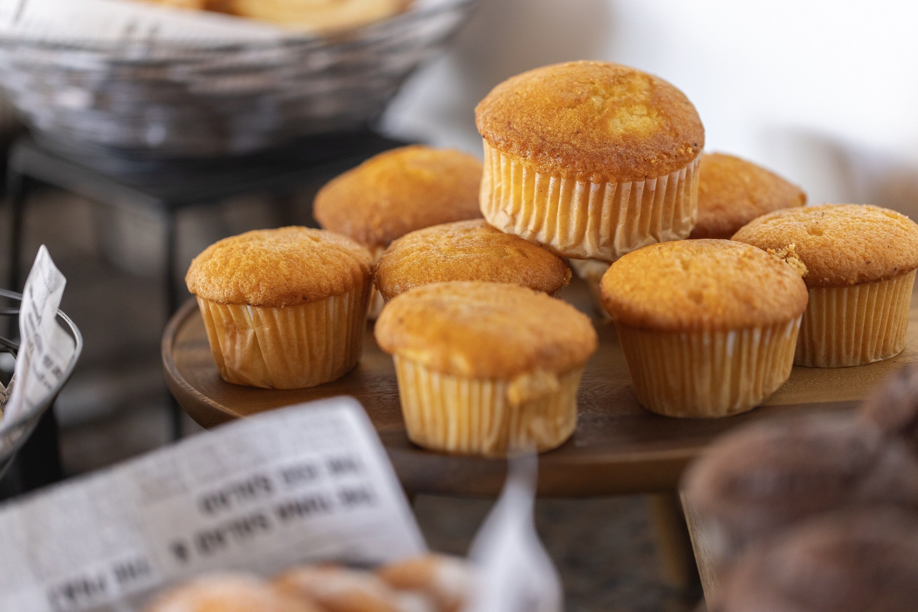 Una bandeja de muffins sobre una mesa de madera.