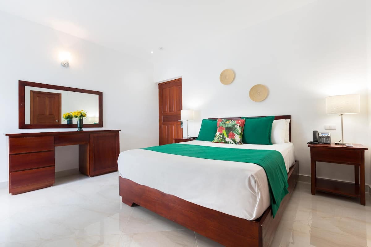 In-room safe, desk, soundproofing, free WiFi