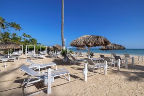 Private beach, white sand, sun-loungers, beach bar - HM Bavaro Beach – Adults Only (Punta Cana)