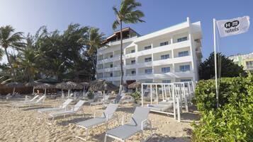 Playa privada, playa de arena blanca, camastros y bar en la playa