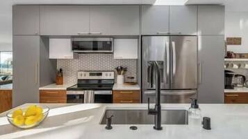 Kühlschrank, Mikrowelle, Ofen, Herdplatte