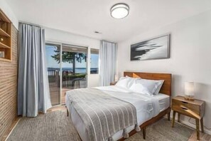 5 bedrooms, desk, iron/ironing board, travel crib