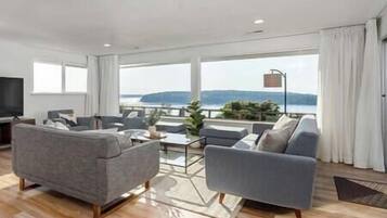 Smart-TV, Kamin, Tischfußball, Bücher