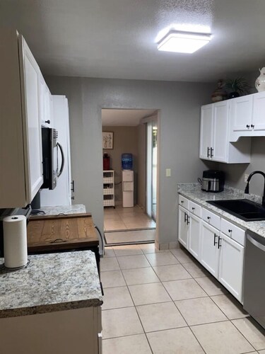 Quiet spacious home in Cul-de-sac near downtown