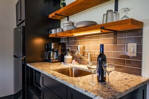 Réfrigérateur, micro-ondes, cafetiÚre/bouilloire, grille-pain