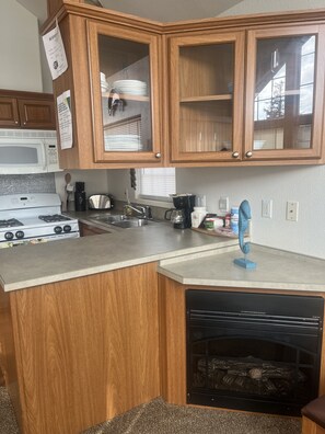 Réfrigérateur, four à micro-ondes, un four, surface de cuisson