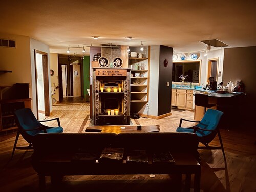 Secluded Mid-Century 10 minutes from Devils Lake State Park, Baraboo & skiing