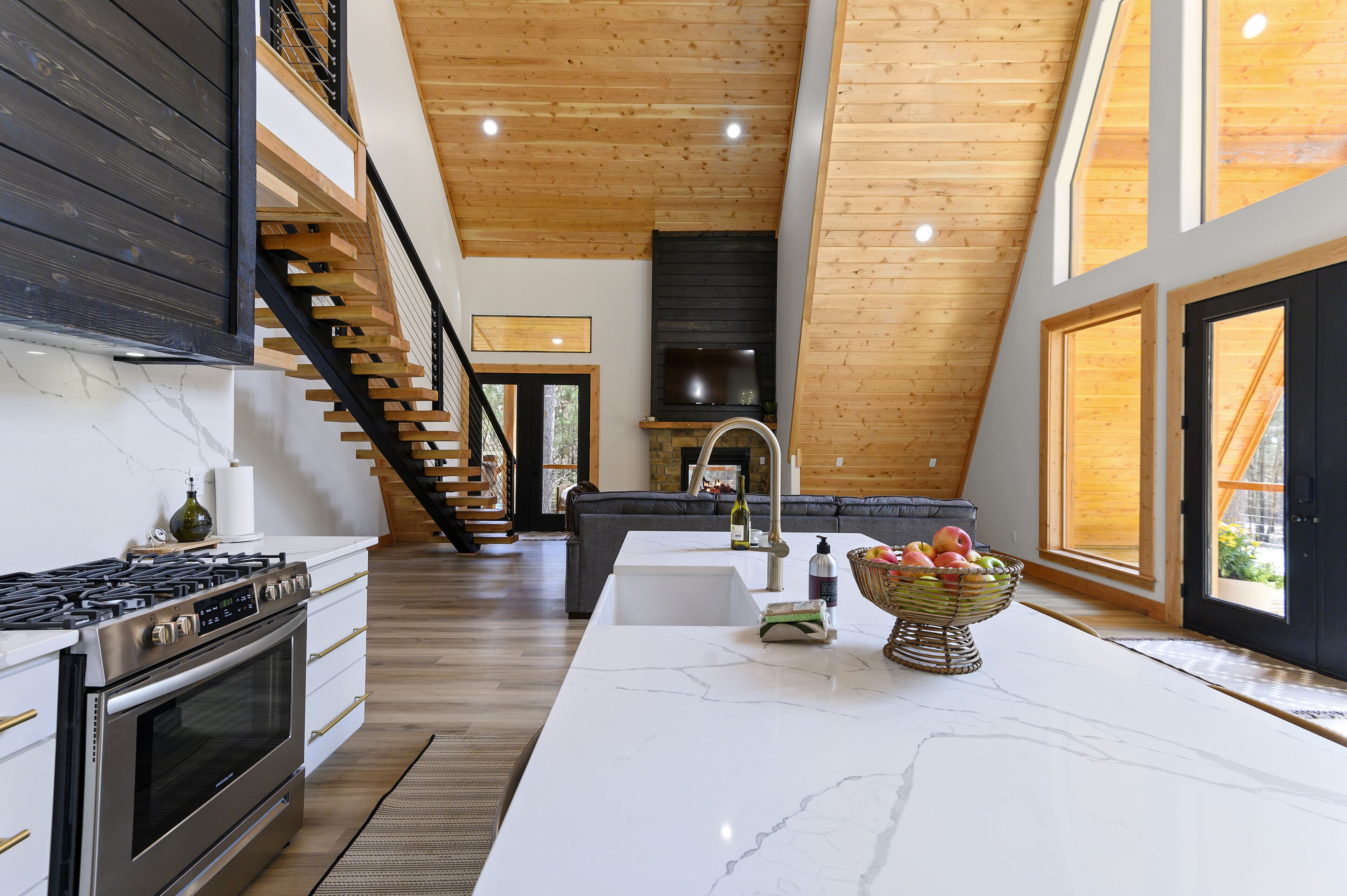 New Luxury Mountain Cabin! Tahoe in the Pines! Sleeps 6