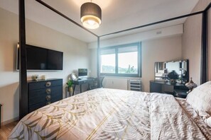 3 عدّة غرف نوم وواي فاي وملاءات أسرّة