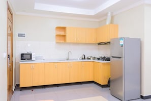 City Single Room | Private kitchen | Fridge, microwave, oven, stovetop