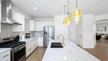 冷蔵庫、電子レンジ、オーブン、コンロ