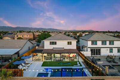 Emerald Bay w/ Pool, Spa, Golf, Game room & more!