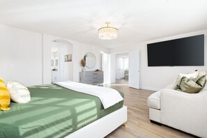 7 chambres, bureau, fer et planche à repasser, lit de bébé portatif