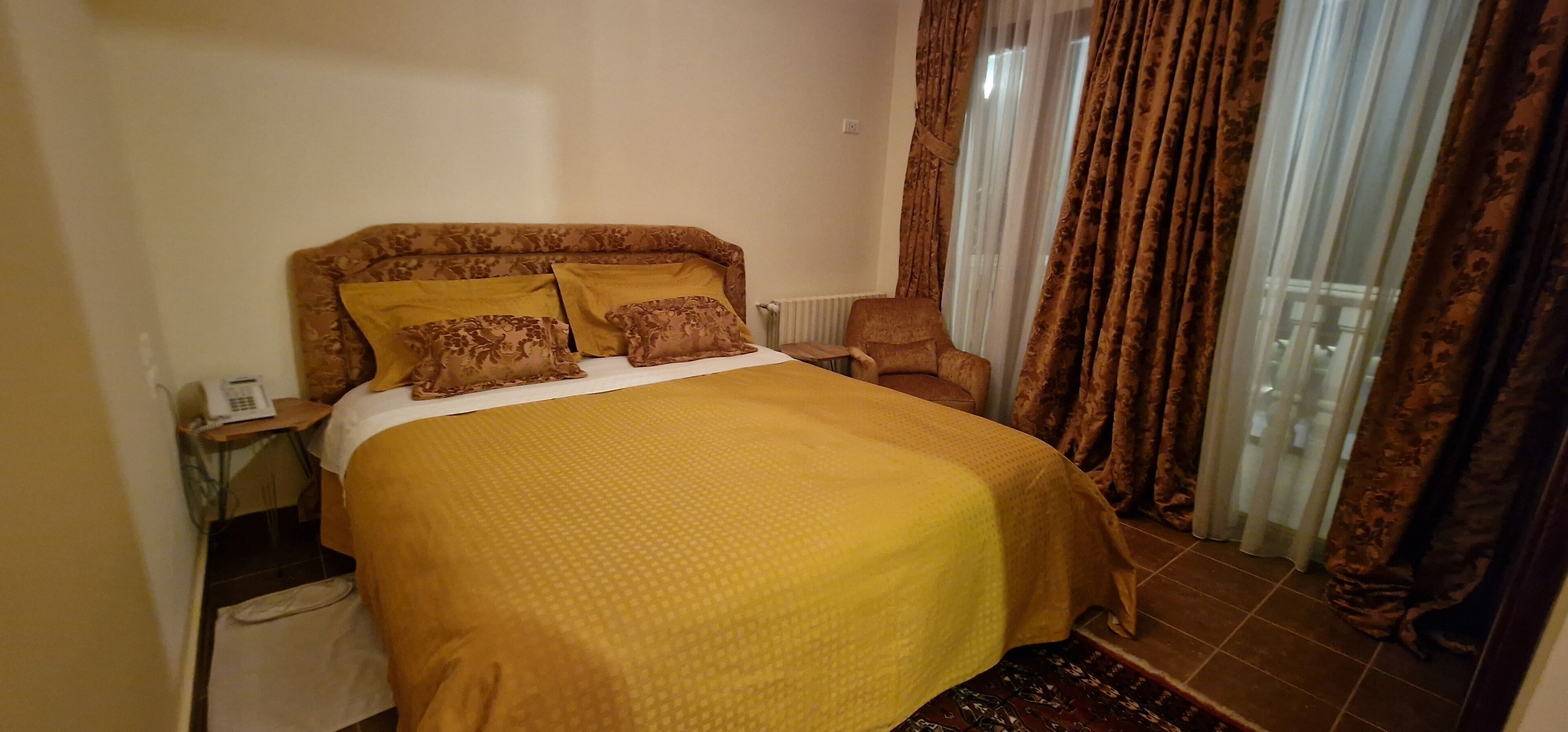 Premium bedding, Select Comfort beds, in-room safe, bed sheets
