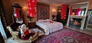 The Kamasutra Suite | Bộ đồ giường cao cấp, nệm Select Comfort, két bảo mật tại phòng 