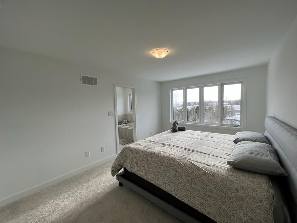 Luxury Townhouse in the heart of Barrie