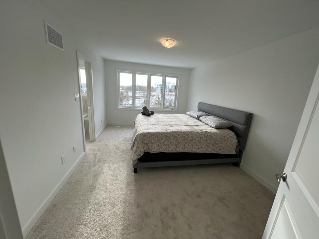 Luxury Townhouse in the heart of Barrie