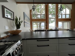 Jääkaappi, uuni, liesi, astianpesukone