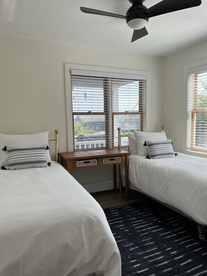 3 habitaciones, escritorio, tabla de planchar con plancha y wifi gratis