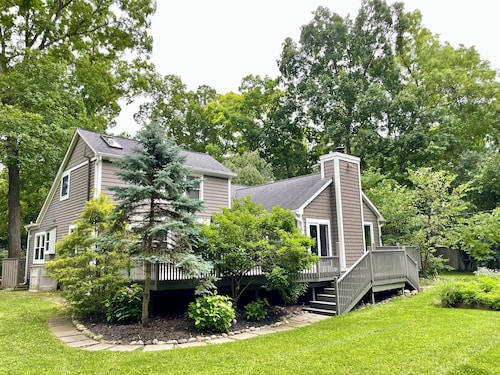 Relaxing Ann Arbor Stay — Sleeps 9, Hot Tub, Deck, and Gourmet Kitchen