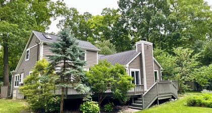 Relaxing Ann Arbor Stay — Sleeps 9, Hot Tub, Deck, and Gourmet Kitchen