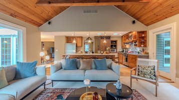 Una Smart TV, una chimenea