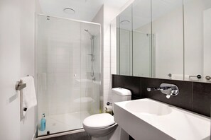 Appartement Design | Salle de bain | Douche, séchoir à cheveux, serviettes fournies
