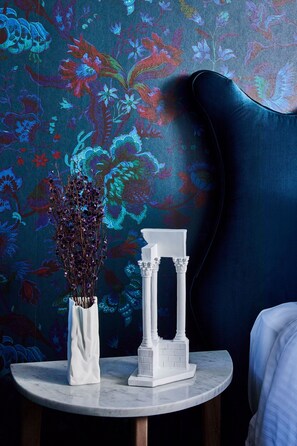 A round marble table with a white vase and a white column structure. - uws short stay (Melbourne)