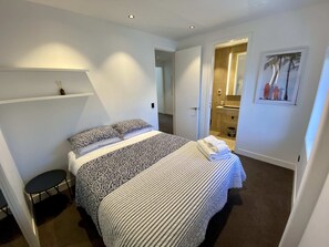 5 slaapkamers, een strijkplank/strijkijzer, reisbedje, wifi