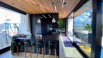 Fridge, oven, stovetop, dishwasher