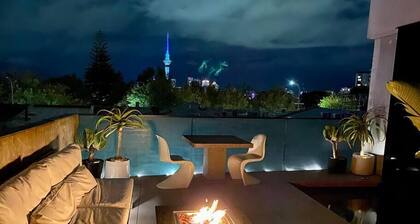 Entertainers penthouse with 5 bedrooms pool & spa