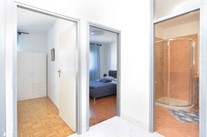 3 bedrooms, iron/ironing board, travel crib, internet